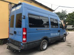 Iveco Daily rimozione adesivi e insegne polizia