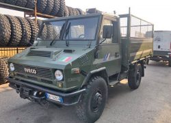Iveco WM90 montaggio nuovi loghi